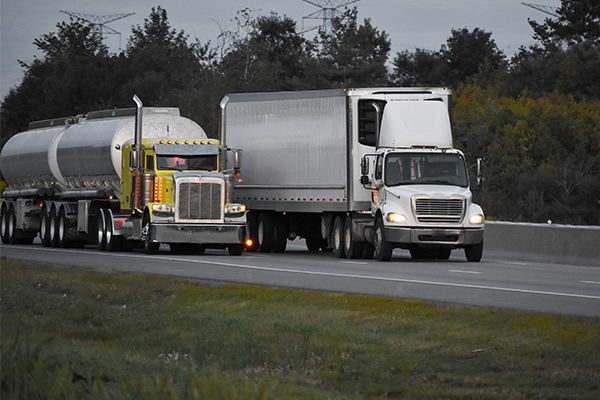 نمتلك اسطولاً حديثاً من الشاحنات مجهزة بأحدث التقنيات